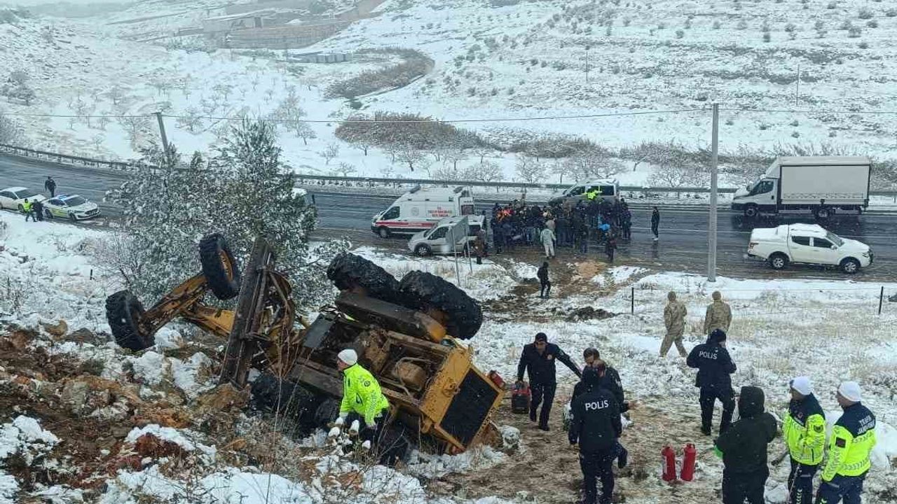 Halfeti'de kar temizliği iş makinesi devrildi: Sürücü yaralandı