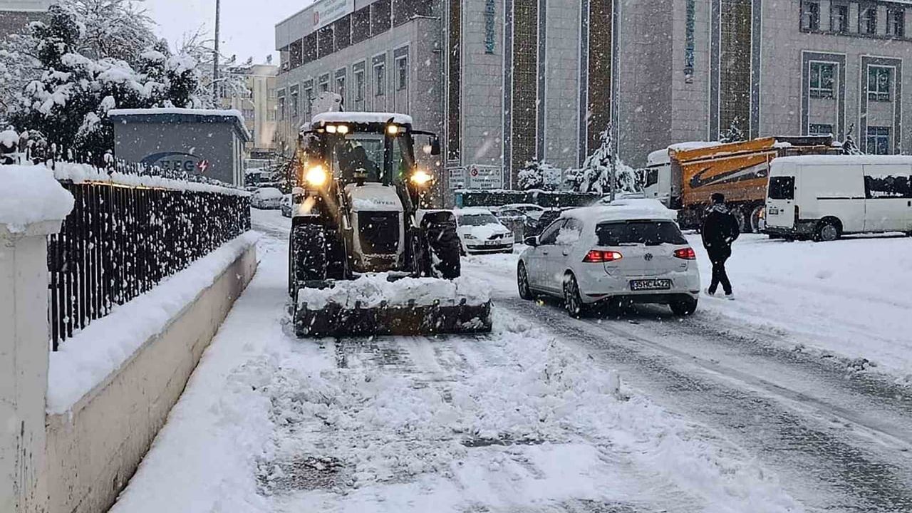 Haliliye Belediyesi karla mücadelede sahada