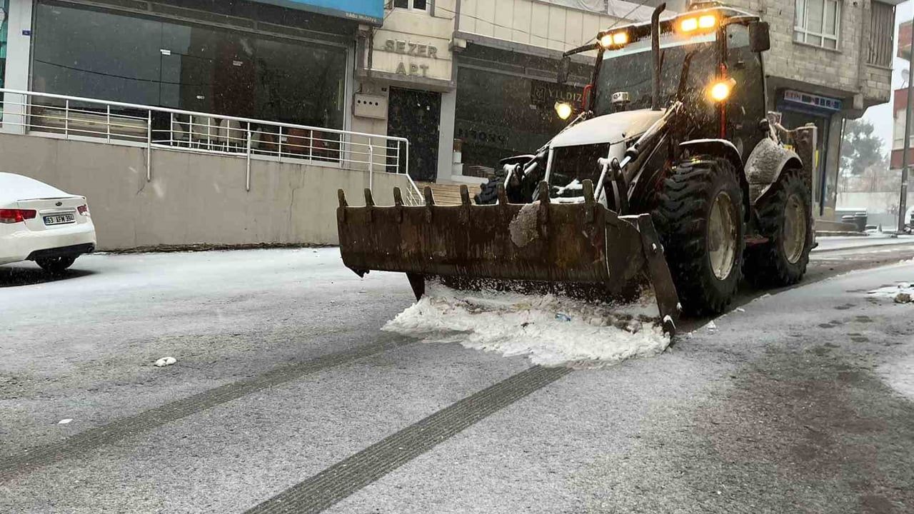 Haliliye Belediyesi karla mücadelede sahada: Yollar açık tutuluyor