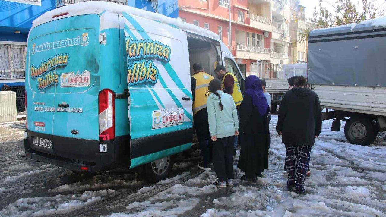 Haliliye Belediyesi'nden karlı havada sıcak çorba ve yemek yardımı
