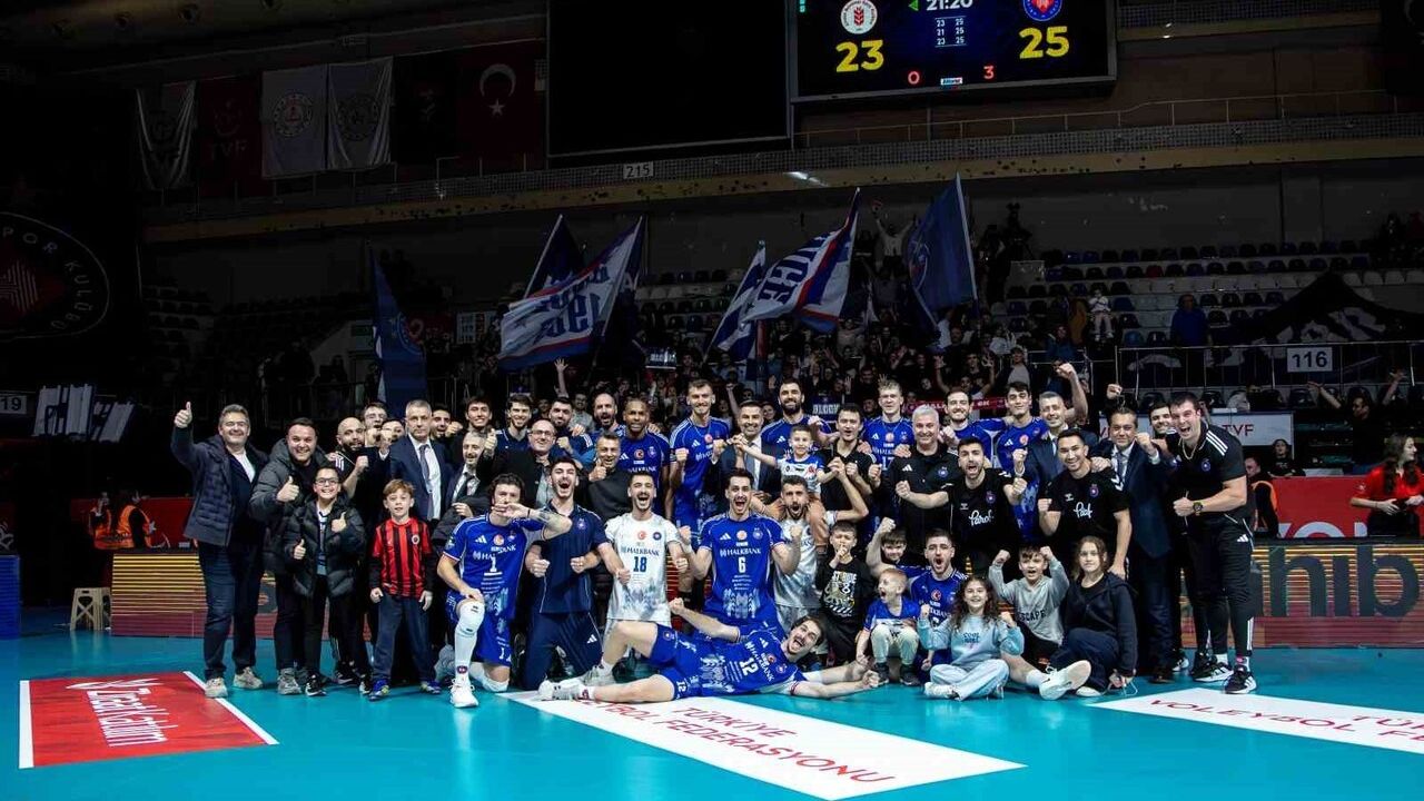 Halkbank, Ziraat Bankkart'ı 3-0 mağlup etti — Efeler Ligi 10. Hafta