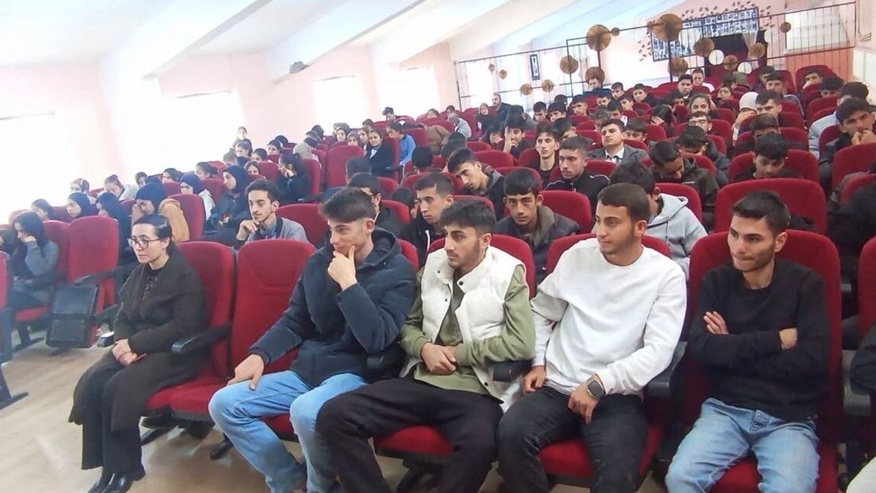 Hamur'da gençlere 'Hayatın Ritmi: Namaz' sunumu