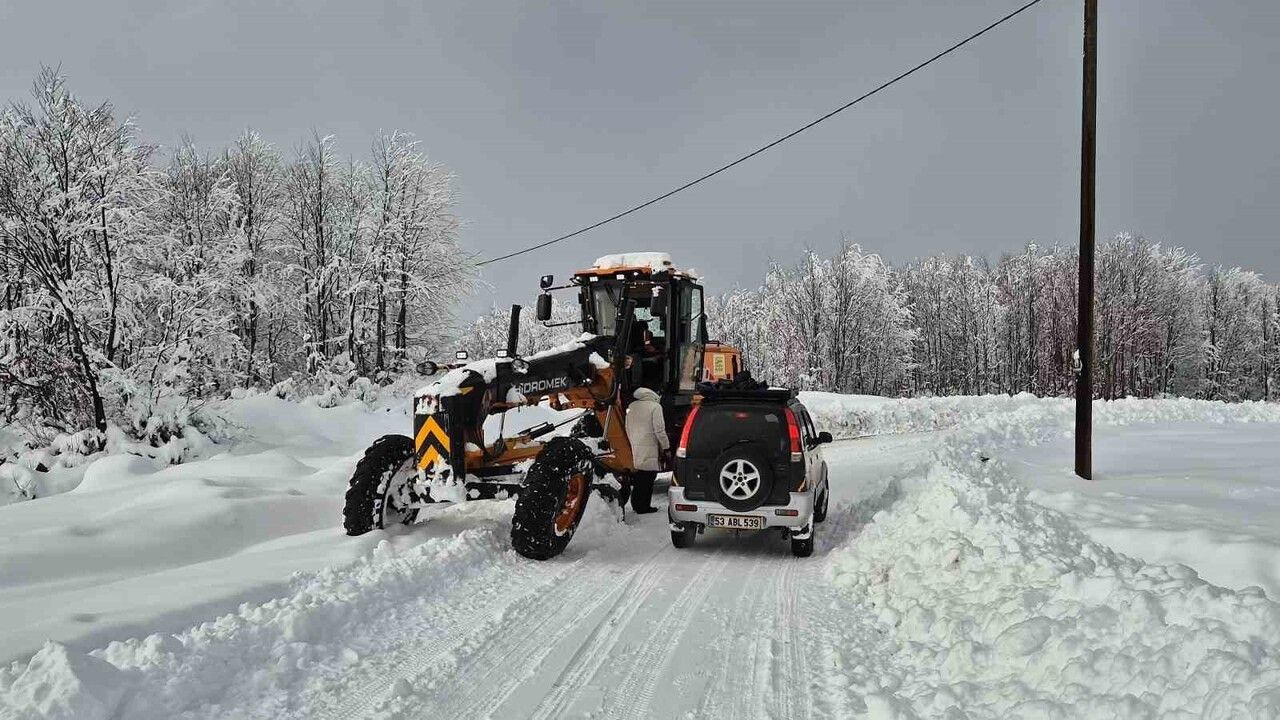 Handüzü Yaylası beyaza büründü — Rize'de kar manzaraları
