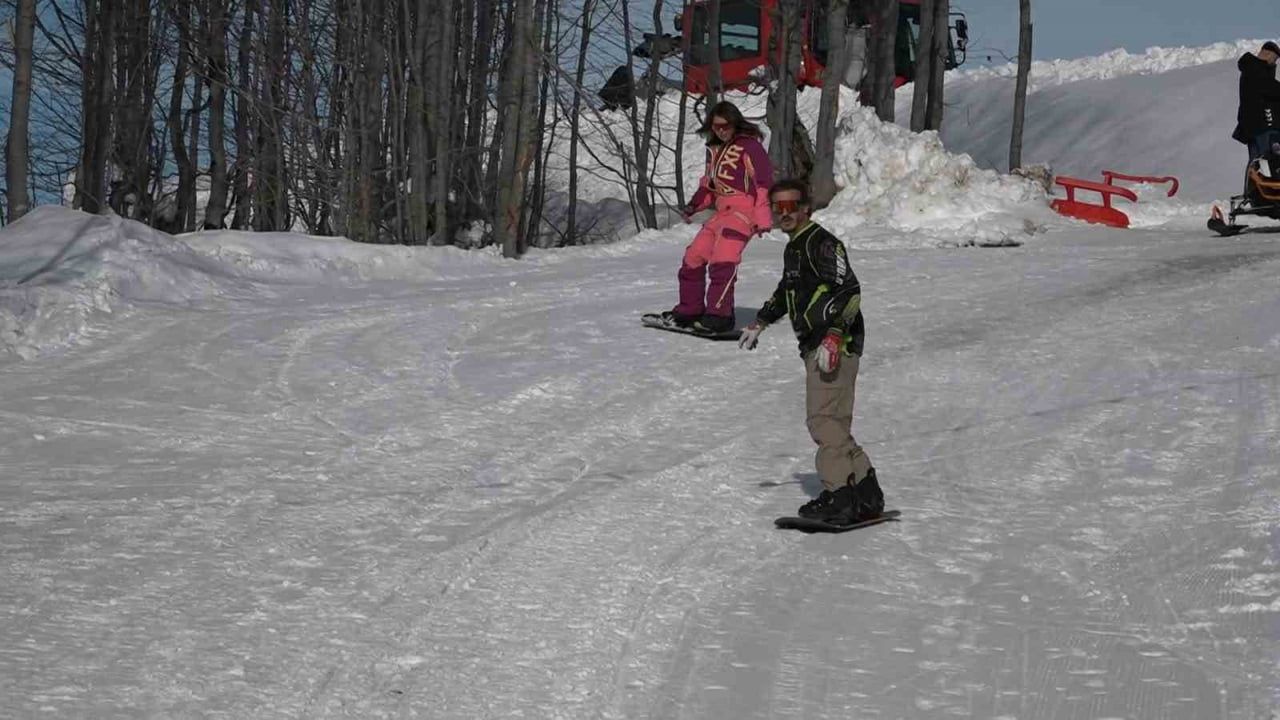 Handüzü Yaylası'nda deniz manzaralı kar keyfi