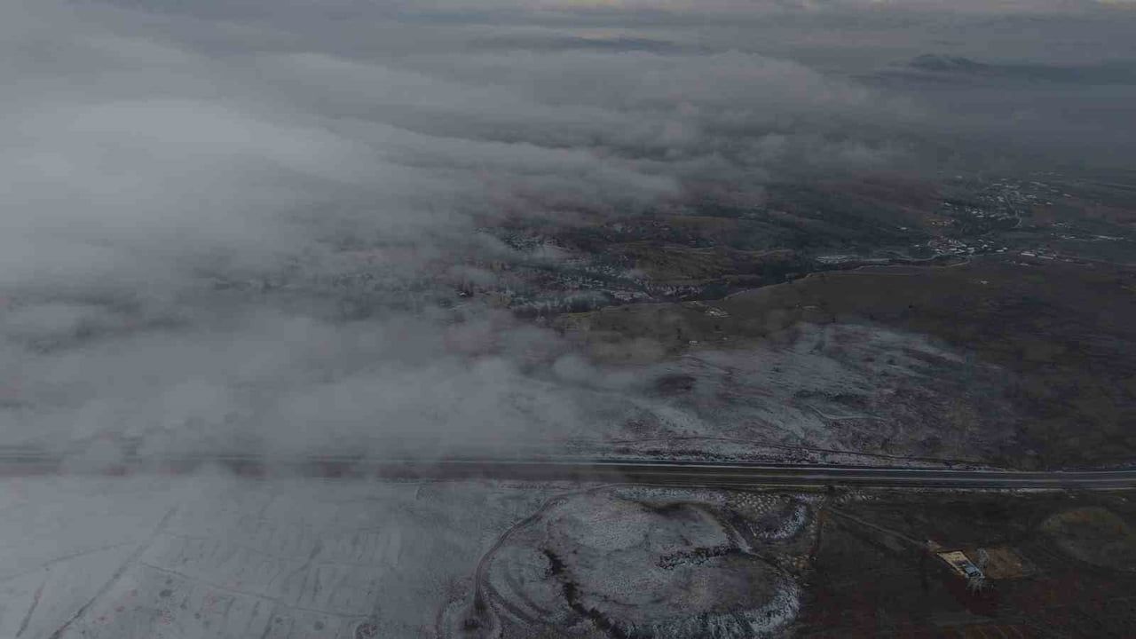 Harput'ta aynı rakımda kar, sis ve karsız alanlar bir arada