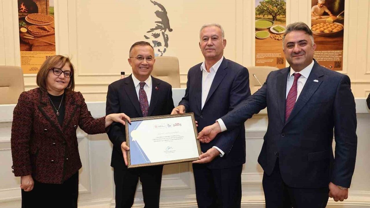 Hasan Altun'a Türk Patent ve Marka Kurumu'ndan Araban Sarımsağı Teşekkür Belgesi