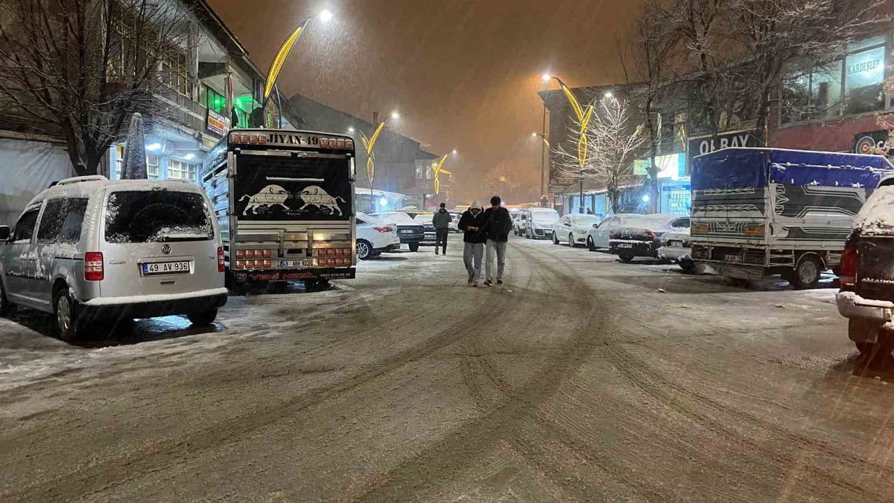Hasköy'de Mevsimin İlk Karı Düştü