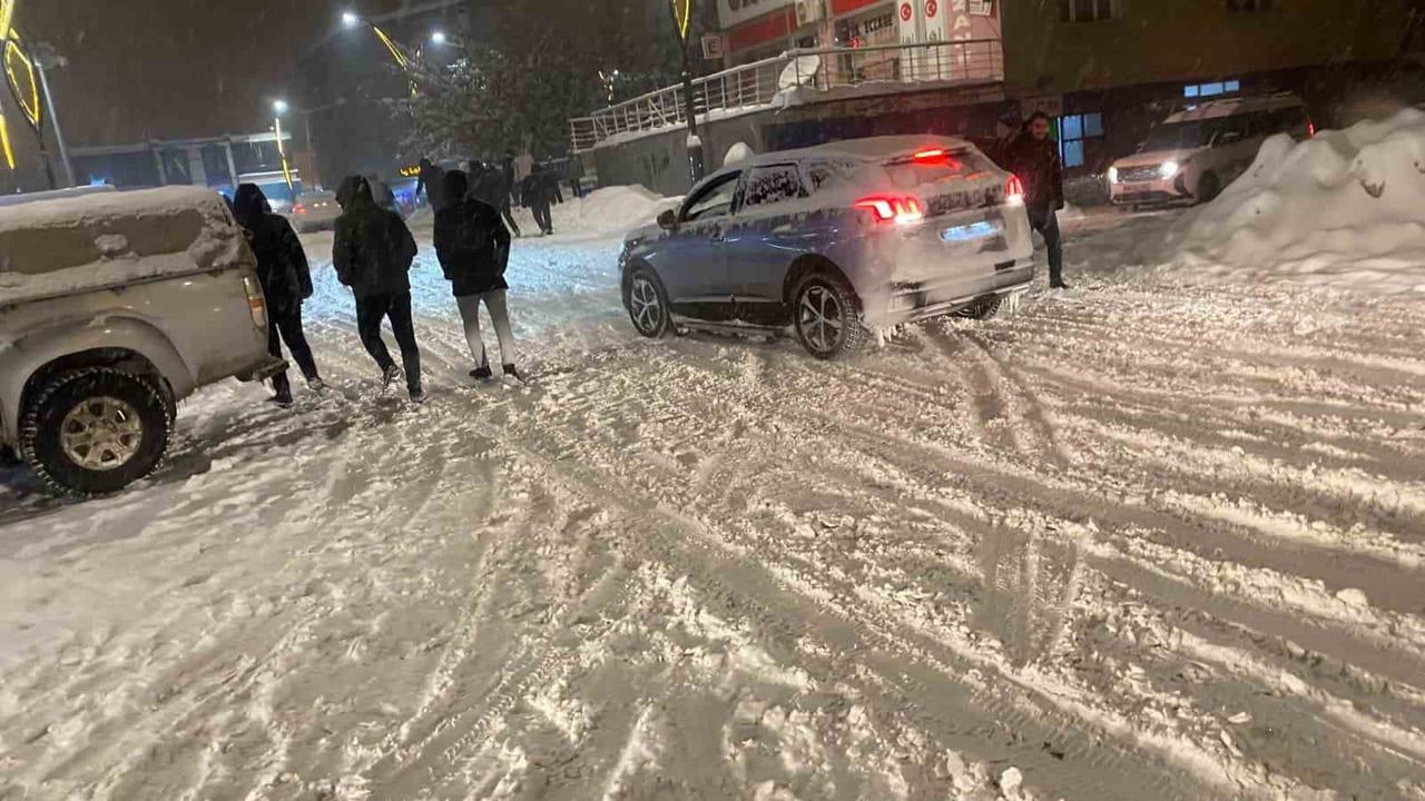 Hasköy’de rampalarda kayan araçlar cepte kameraya yansıdı