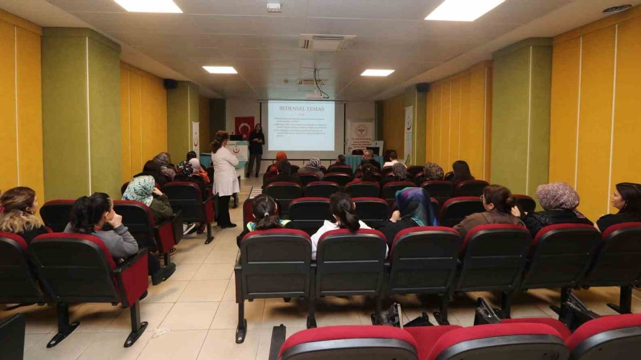 Hastane Sekreterlerine Etkili İletişim ve Hitabet Eğitimi