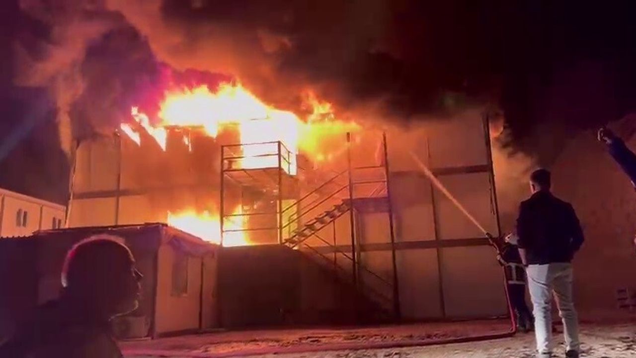 Hatay Belen'de inşaat işçilerinin kaldığı konteyner yandı