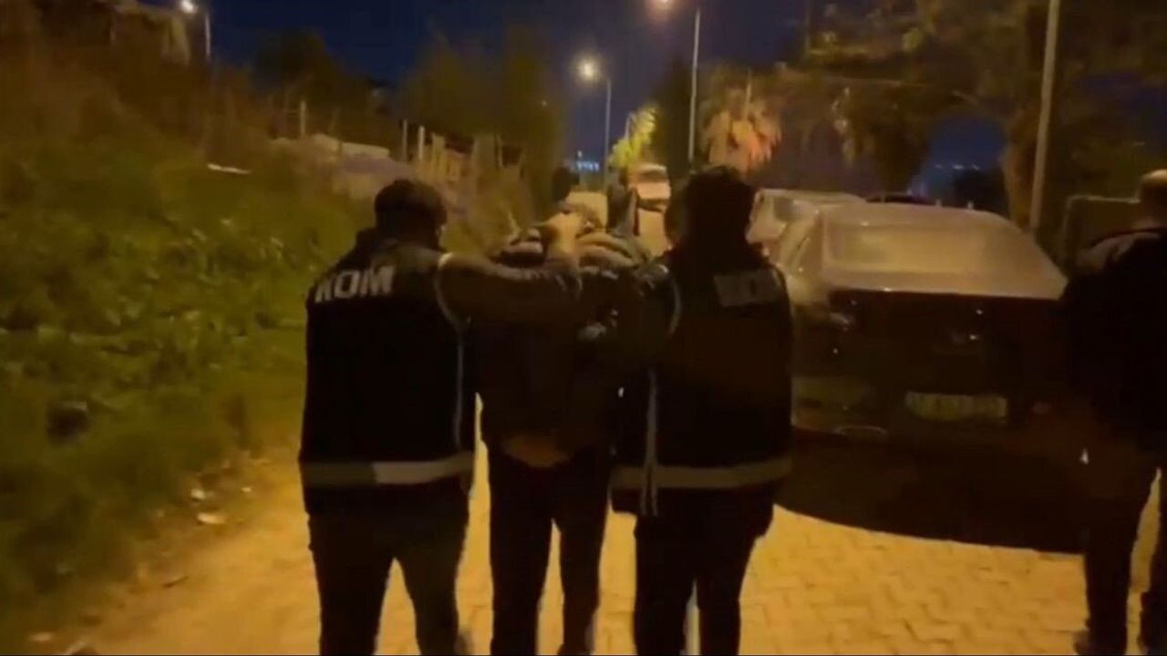 Hatay'da 40 yıl hapis cezasıyla aranan şüpheli gardıroptan çıkarıldı