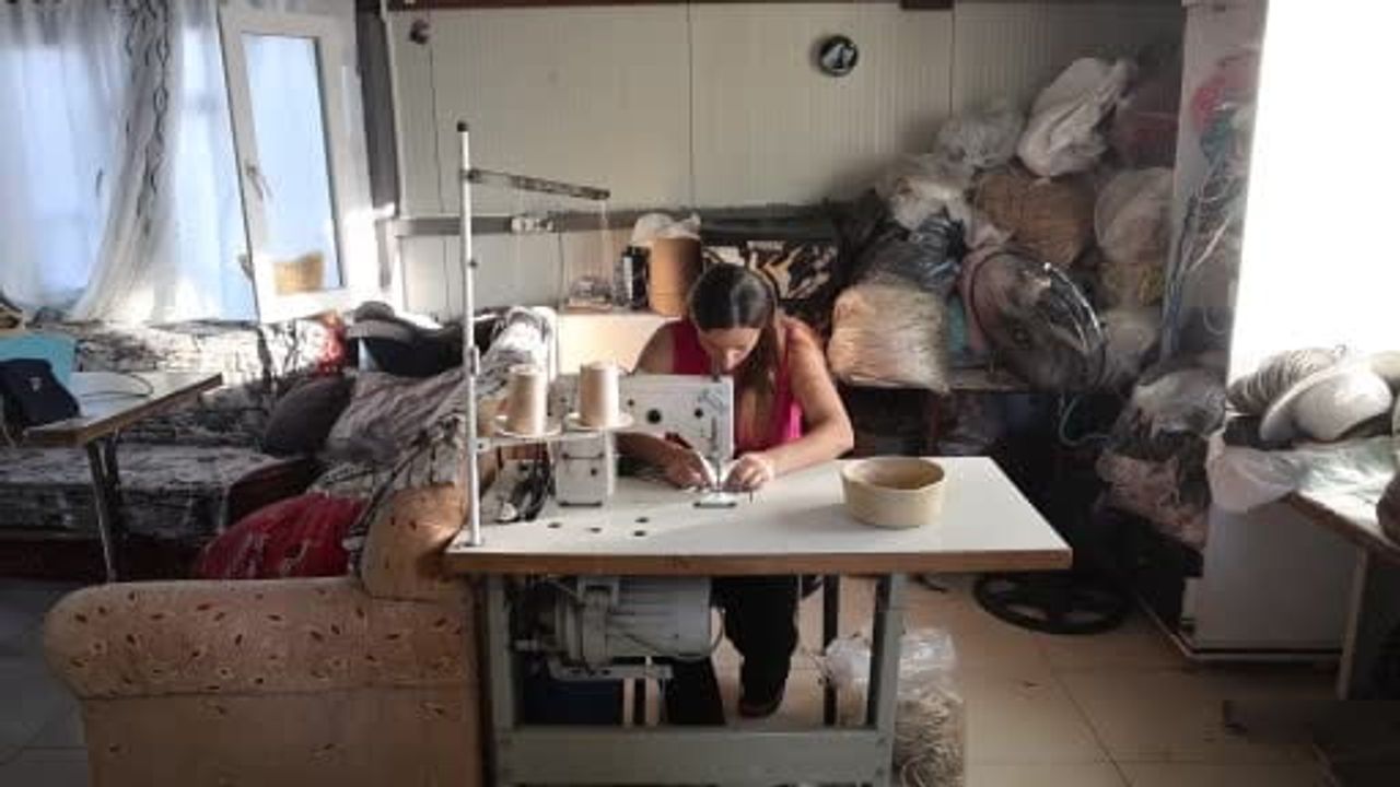 Hatay'da 41 yaşındaki anne konteynerde el işi yaparak ailesini geçindiriyor