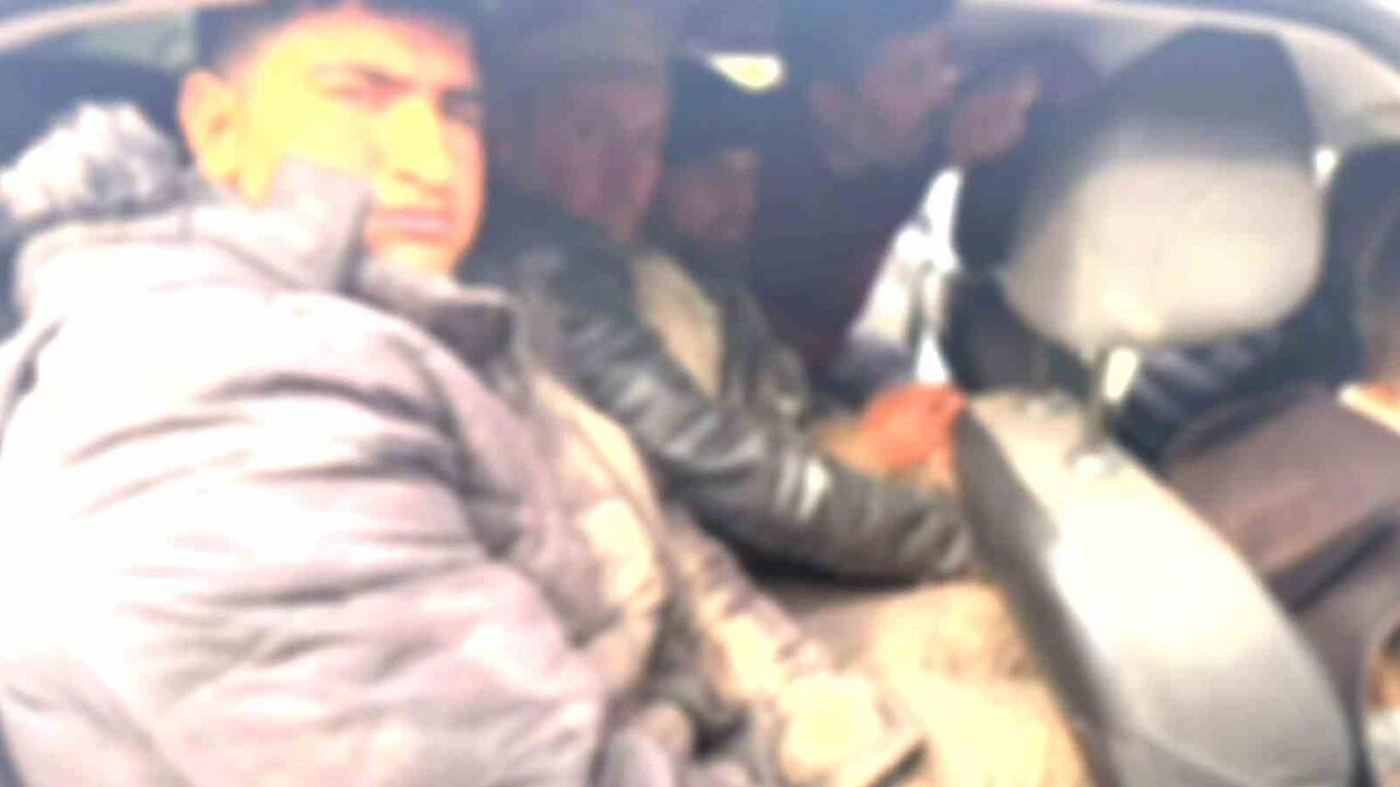 Hatay'da 8 kaçak göçmen otomobilde yakalandı, organizatör tutuklandı