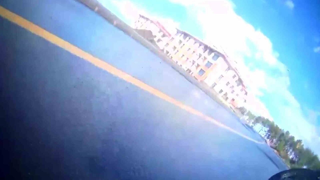 Hatay'da çamura saplanan motosiklet devrildi — Kask kamerası ve yardım eden sürücü anı kaydetti