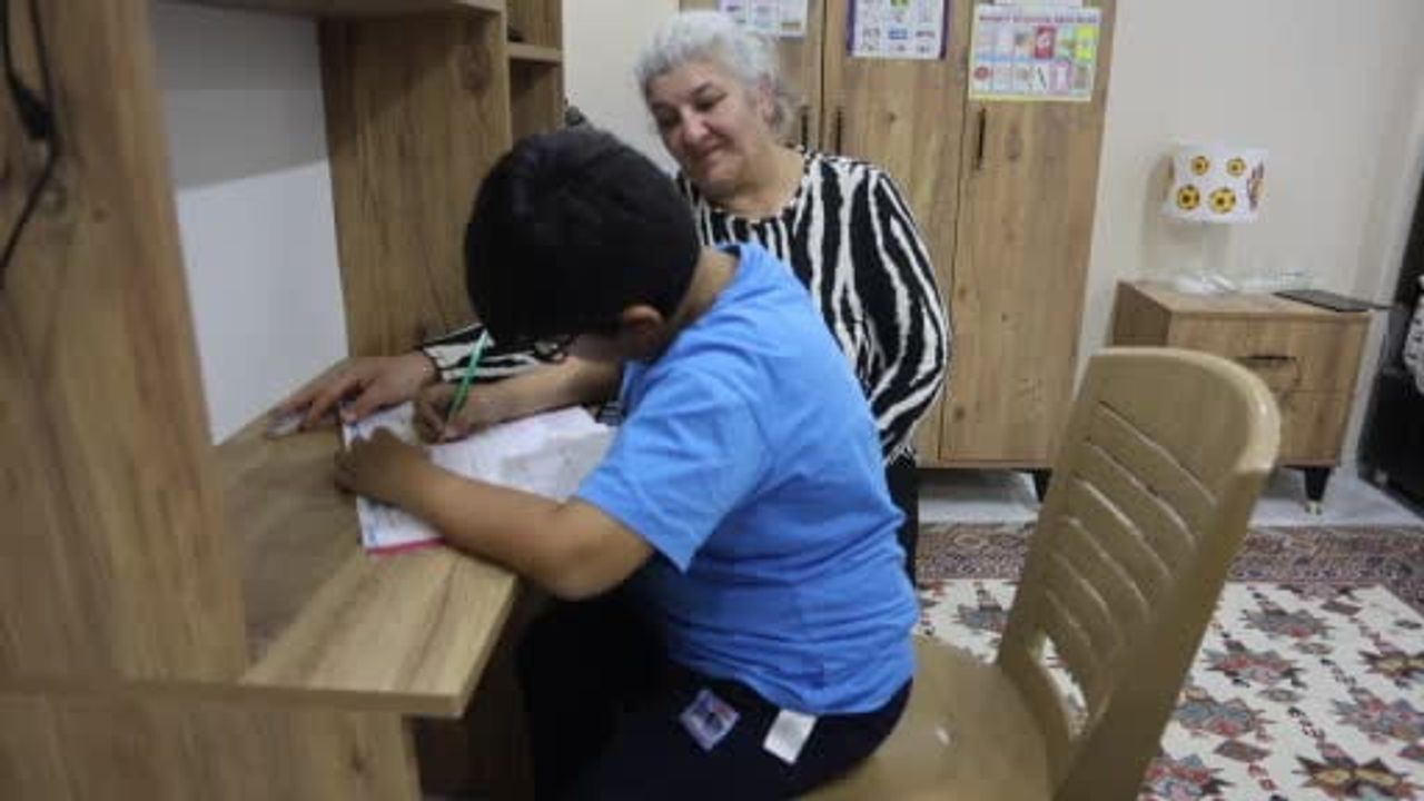 Hatay'da deprem sonrası anneanne, torunlarına hem anne hem baba oluyor