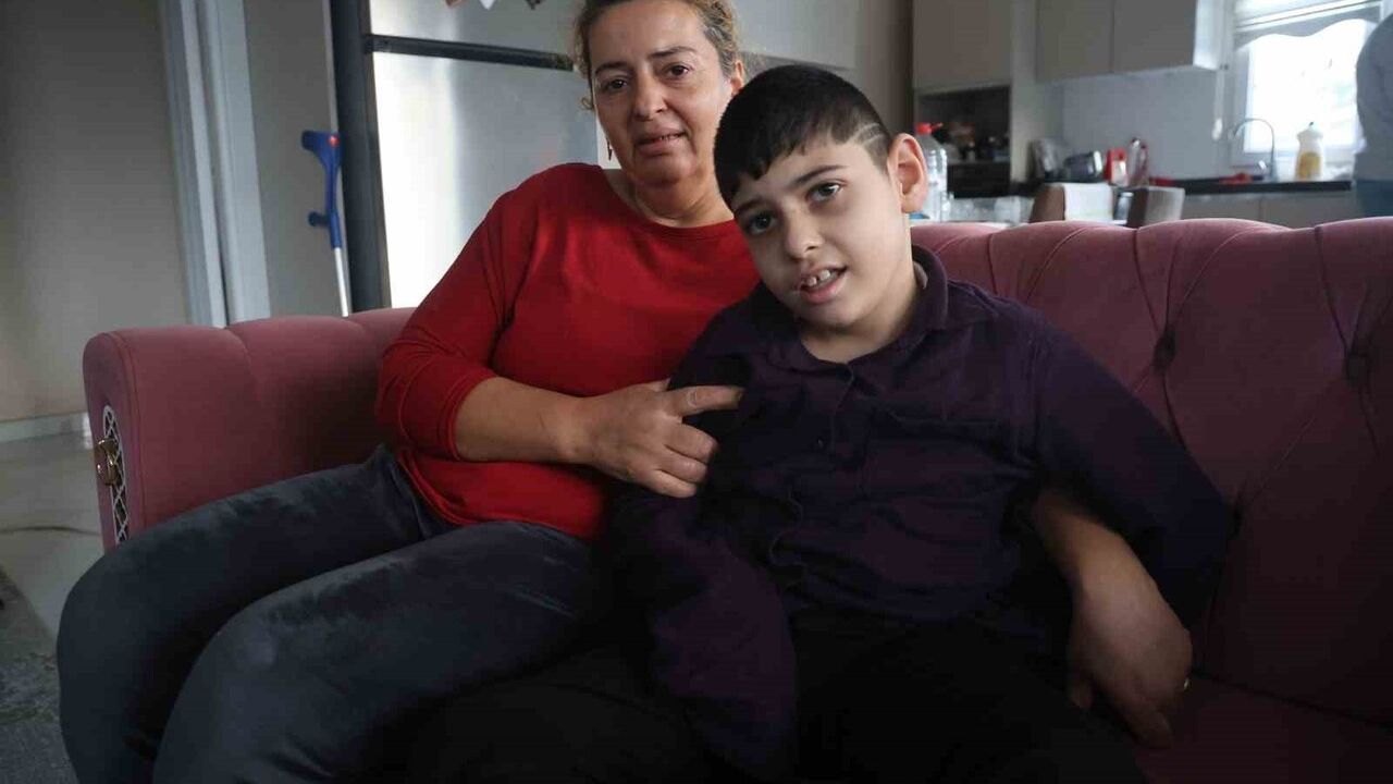 Hatay'da deprem sonrası yapılan evde yangın: depo kullanılamaz hale geldi