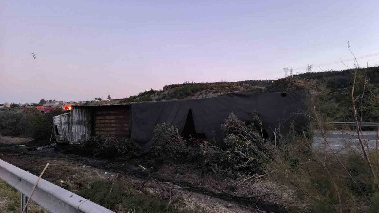 Hatay'da Devrilen Tır Alev Aldı: 2 Kişi Öldü, Anguslar Otobana Saçıldı