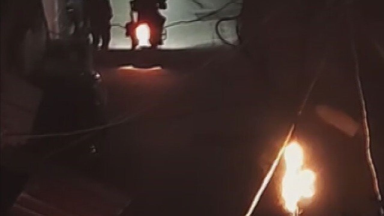 Hatay'da elektrik kablolarındaki patlamalar mahalleyi aydınlattı