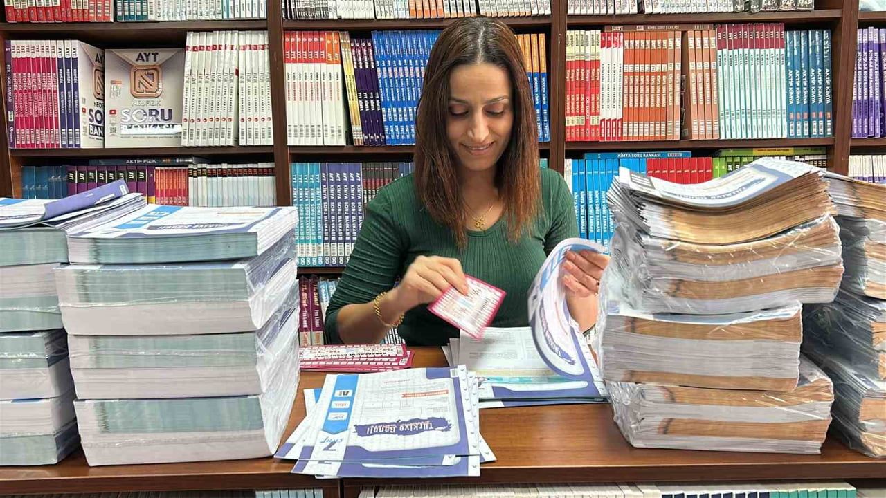 Hatay'da Emre Örer'den depremzede öğrencilere 8 bin ücretsiz deneme kitapçığı