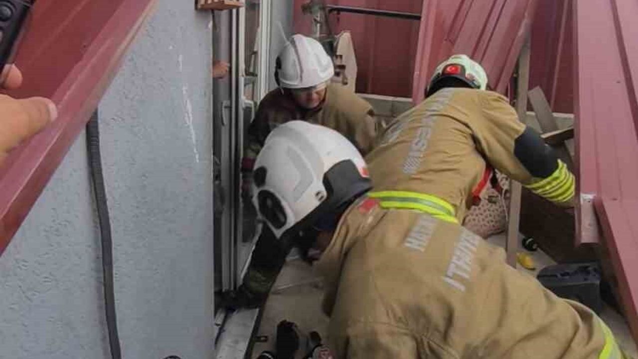 Hatay'da fırtına çatıyı uçurdu: Mahsur kalan 3 kişi itfaiye tarafından kurtarıldı