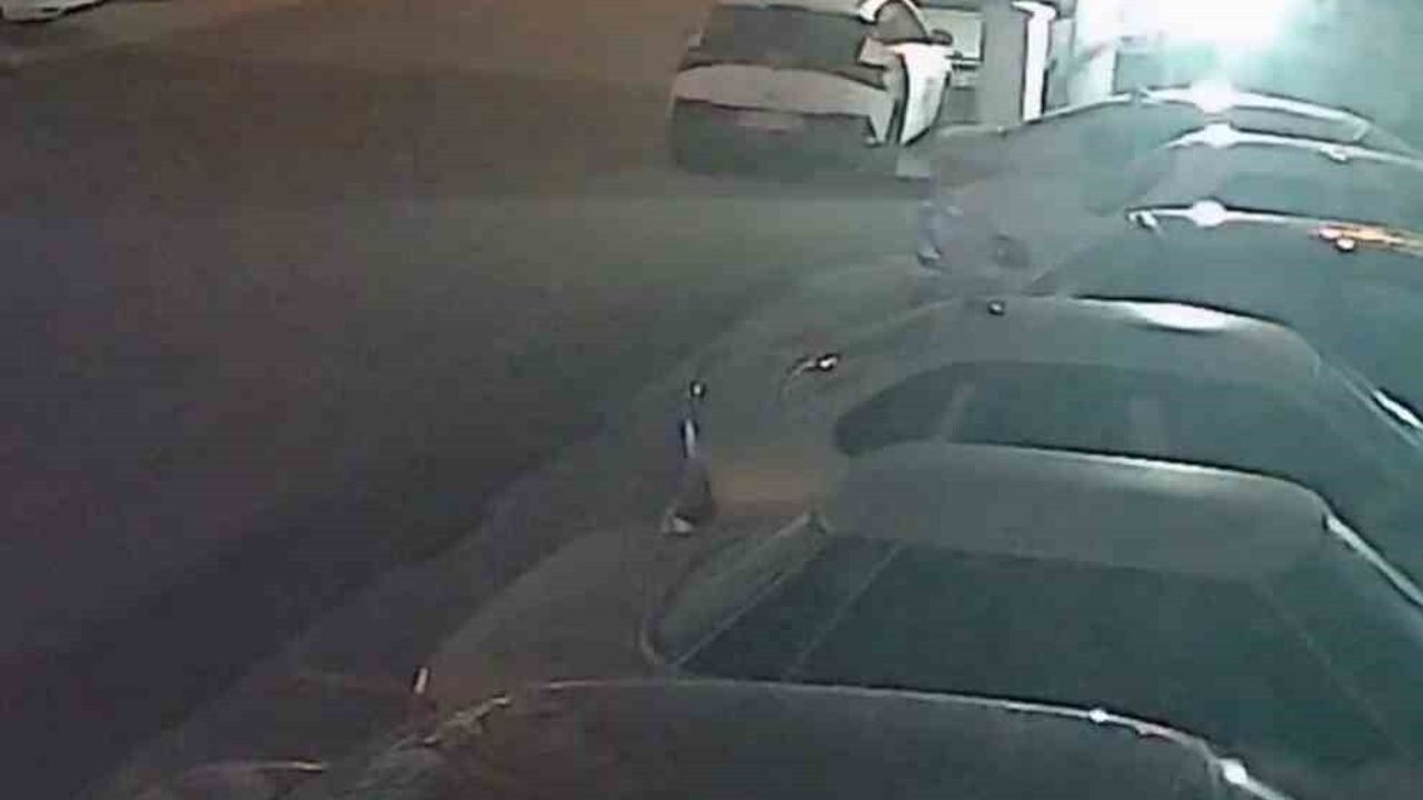 Hatay'da fırtına çöp konteynerini iki otomobilin arasına soktu