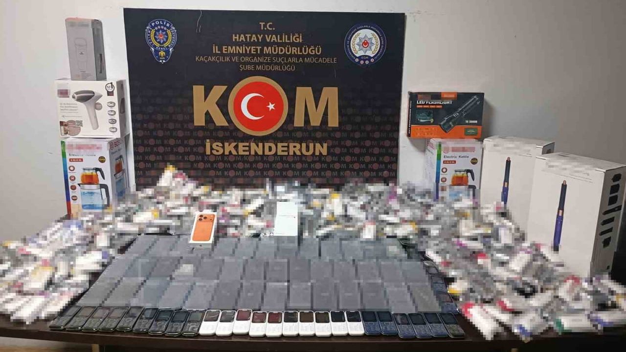 Hatay’da kaçakçılık operasyonu: Otomobilin gizli bölmelerinden 73 telefon ve 400 elektronik sigara çıktı