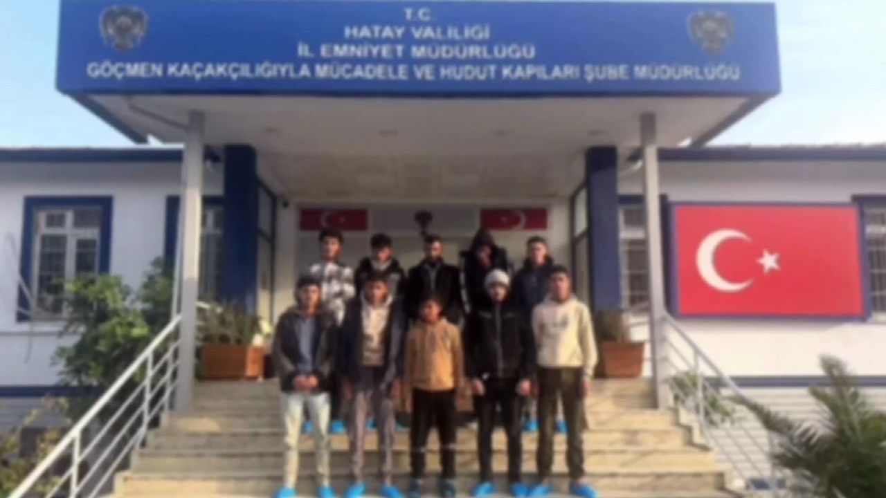 Hatay'da Kamyonet Kasasında Battaniyeye Sarılı 10 Kaçak Göçmen Yakalandı