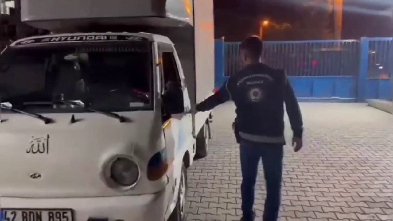 Hatay'da kamyonette tavana tutunarak saklanan 4 kaçak göçmen yakalandı