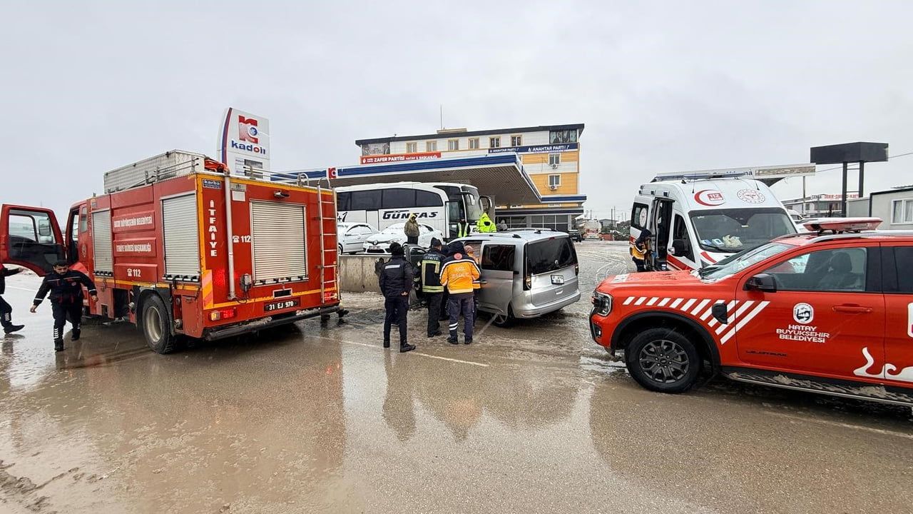 Hatay'da karlı yolda direksiyon hakimiyeti kaybolan hafif ticari araç duvara çarptı