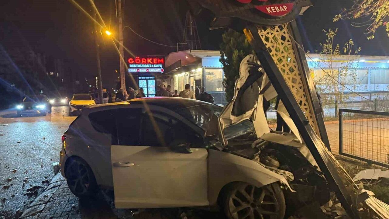 Hatay'da lokanta tabelasına çarpan otomobilin sürücüsü olay yerinden kaçtı