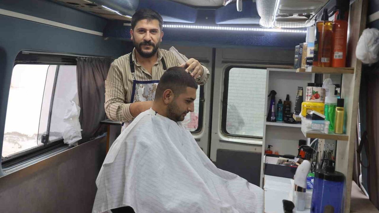 Hatay'da Minibüsünü Berber Dükkânına Çeviren Mobil Berber