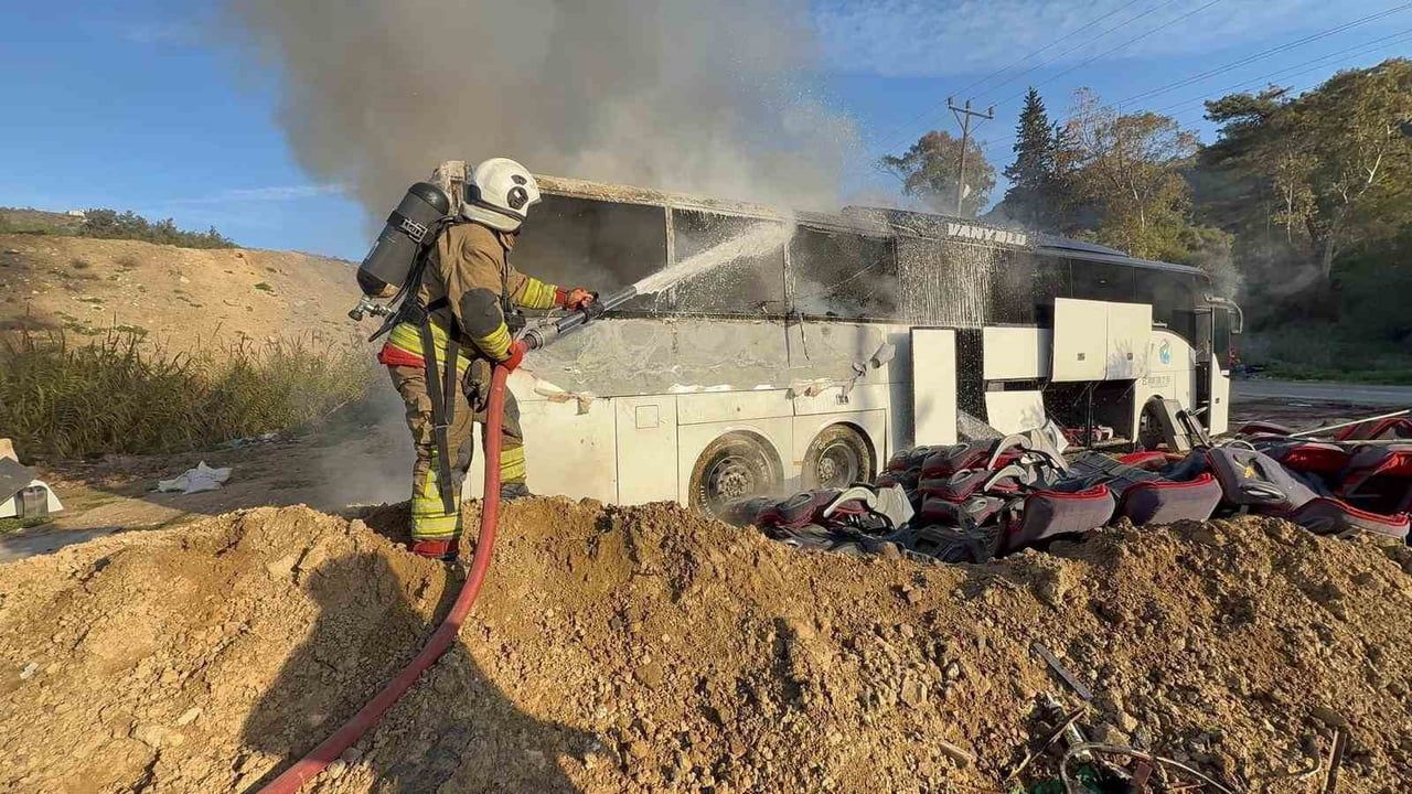 Hatay'da park halindeki Vanyolu Seyahat otobüsü tamir atölyesinde yandı