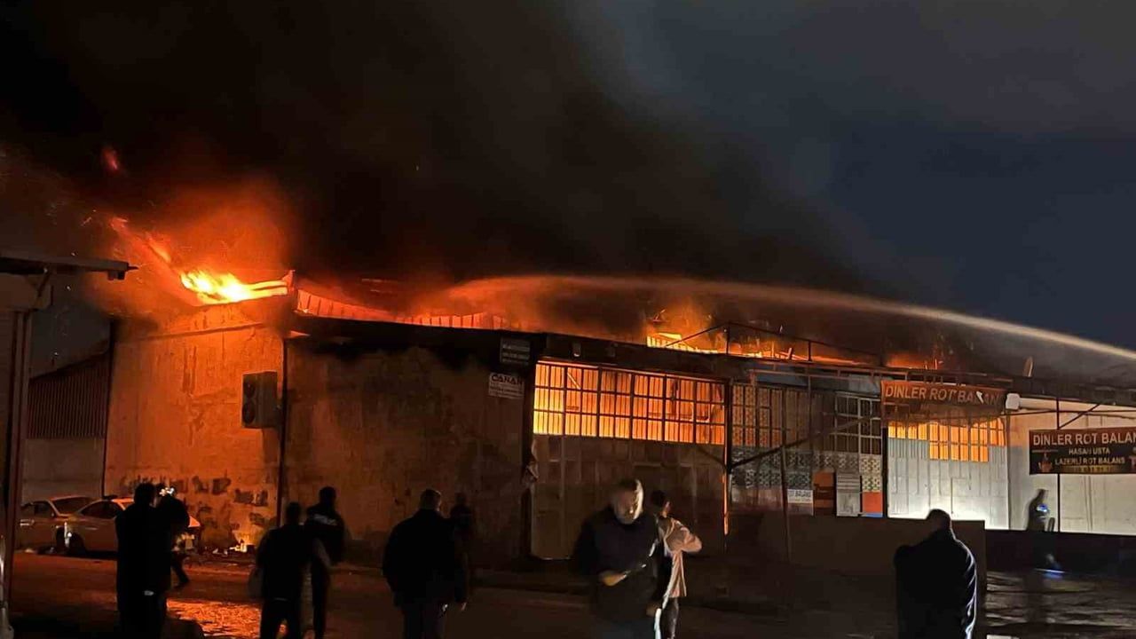 Hatay'da sanayi sitesinde yangın: Esnaf araçları kurtarmak için zamanla yarıştı