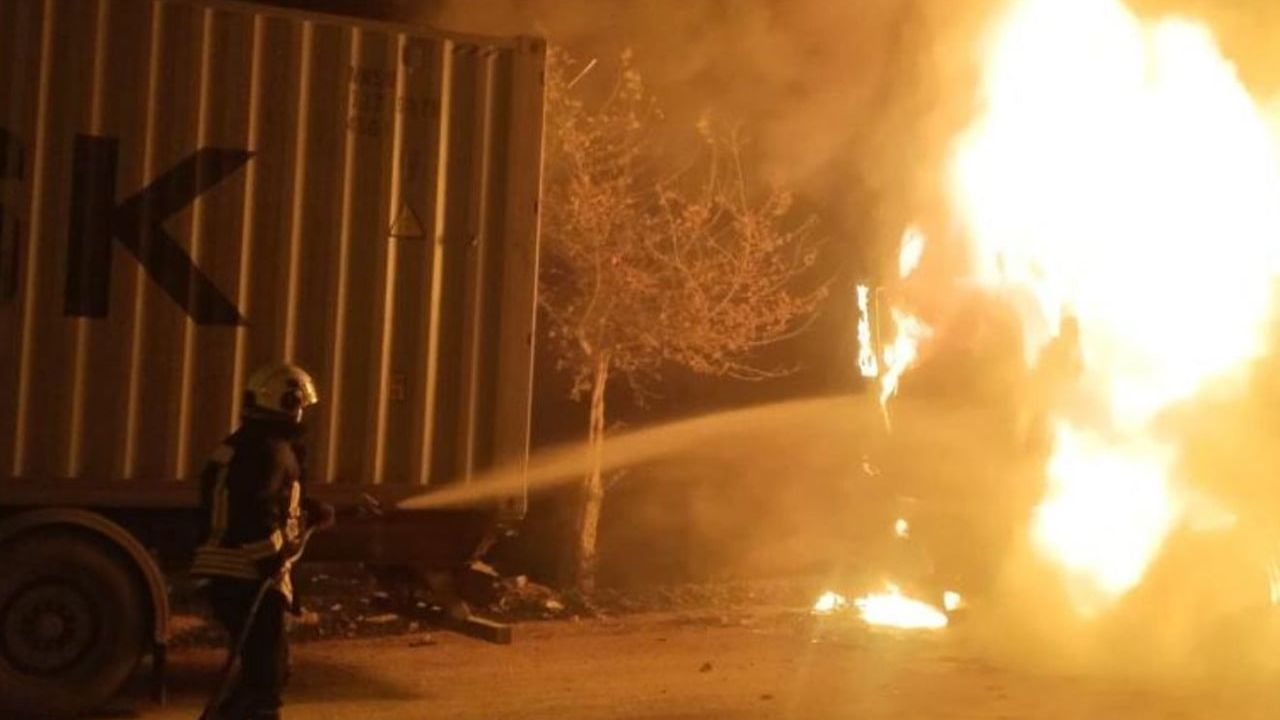 Hatay'da seyir halindeki tır alevlere teslim oldu