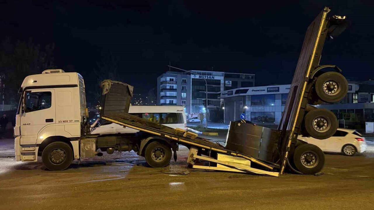 Hatay'da tır dorsesi ortadan ikiye ayrıldı