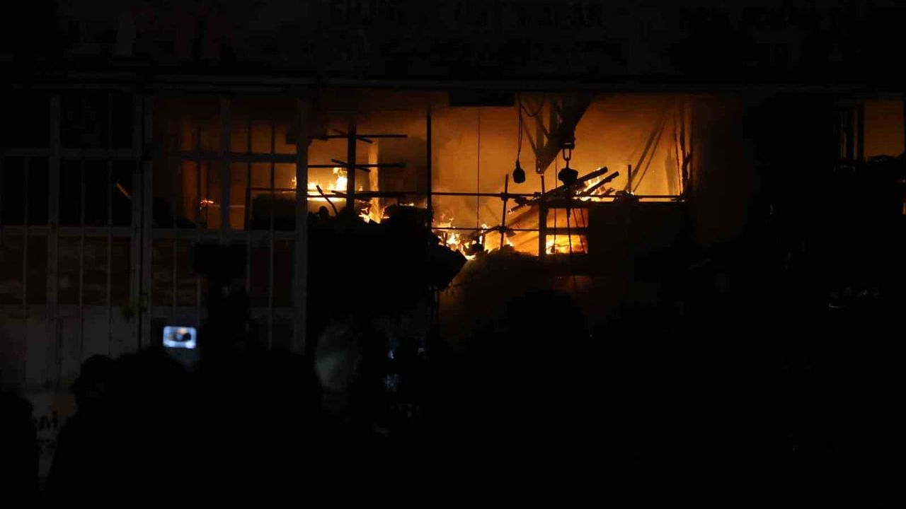 Hatay'da Yeni Sanayi Sitesi'nde yangın: 9 iş yeri ve 1 araç zarar gördü