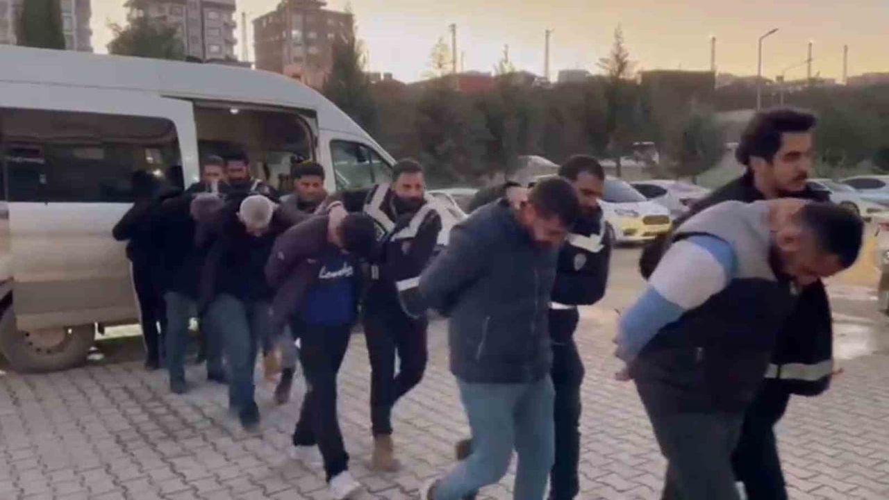 Hatay'da yeni yıl öncesi asayiş denetimi: 52 aranan şahıs yakalandı