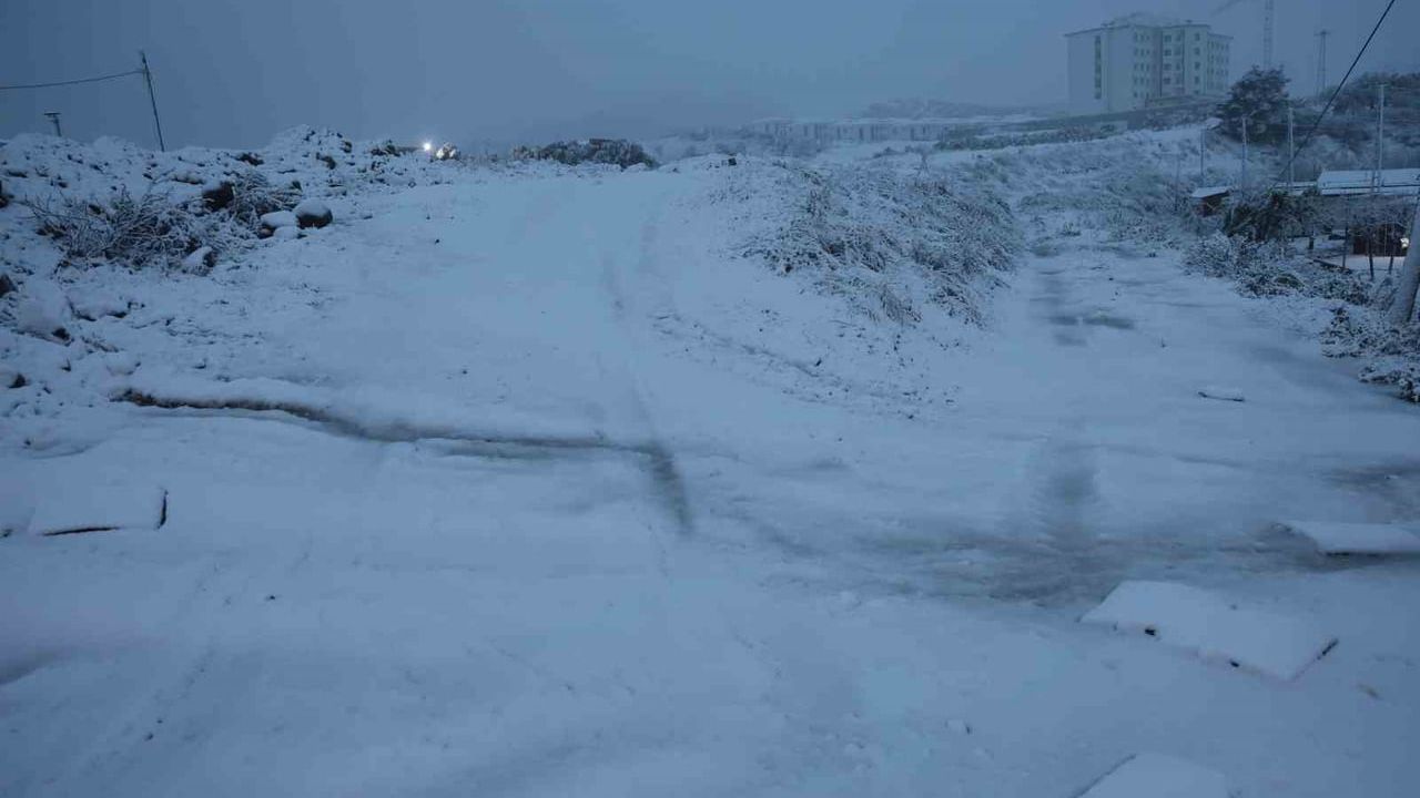 Hatay'da yoğun kar yağışı — 10 ilçede eğitime 1 gün ara