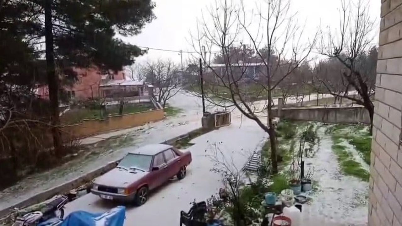 Hatay'ın kuzeyinde dolu yağışı çevreyi beyaza bürüdü