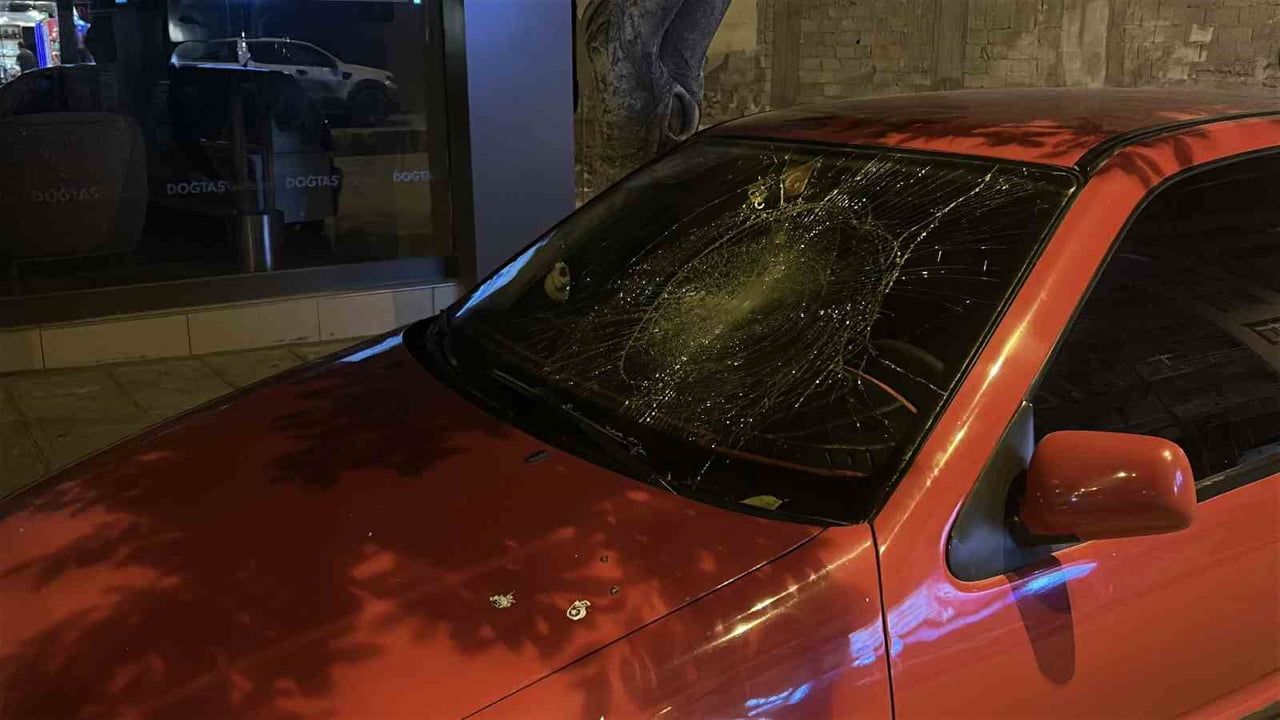 Hatay İskenderun'da gece saldırısı: 6 araç ve 4 iş yeri camları kırıldı