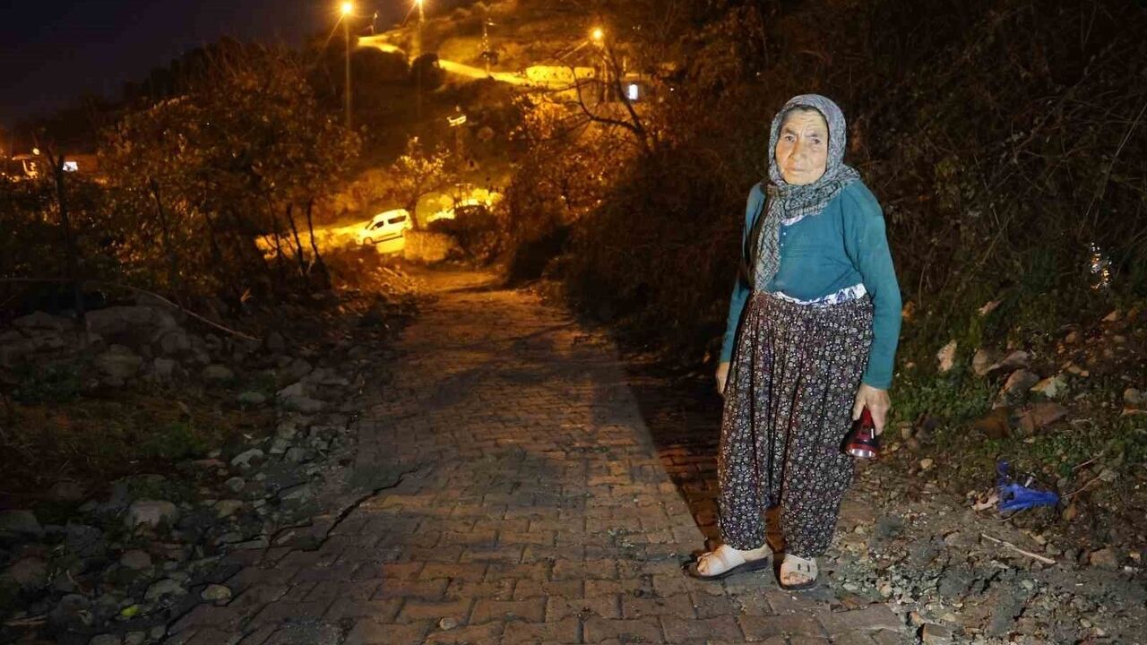 Hatay Yayladağı'nda 80 yaşındaki anne, 61 yaşındaki engelli kızına ömür boyu bakıyor