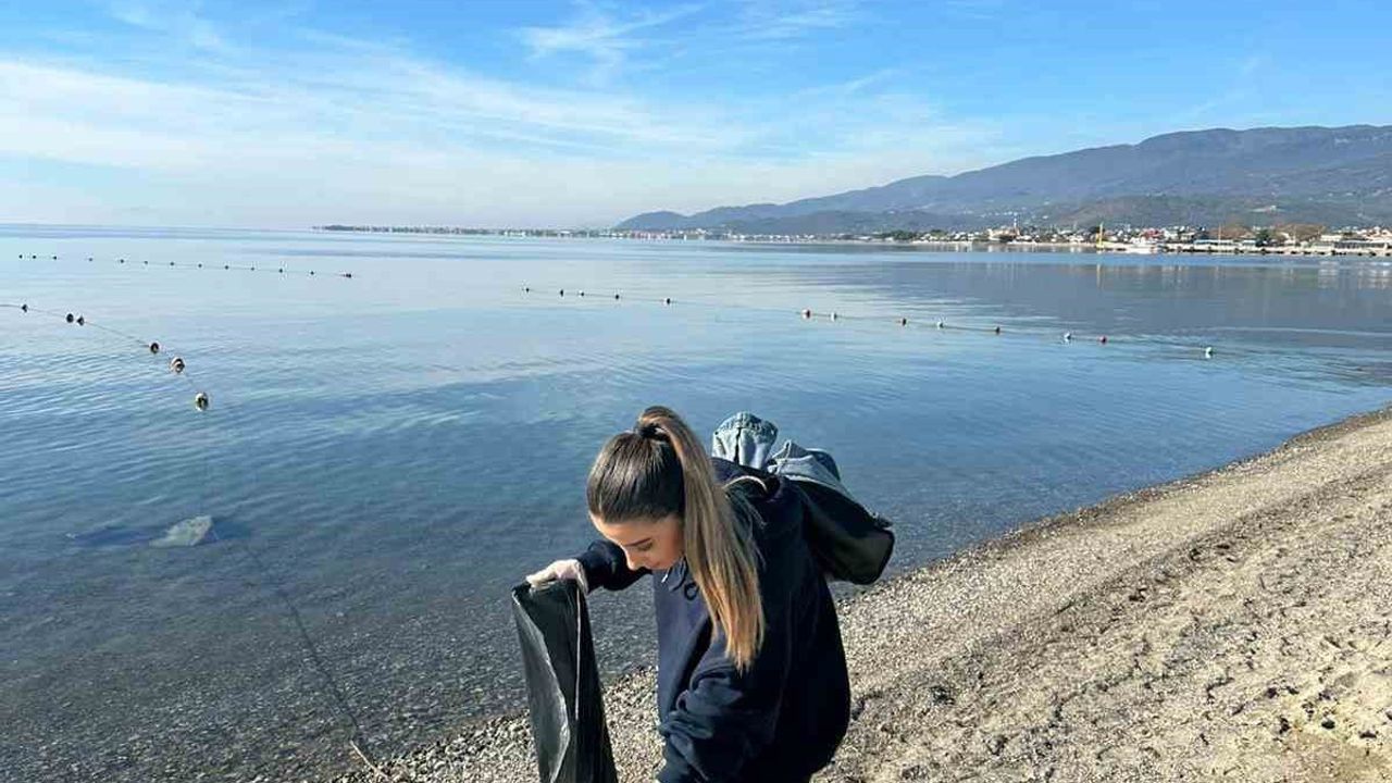 Havran MYO öğrencileri Akçay sahilinde çevre temizliği gerçekleştirdi