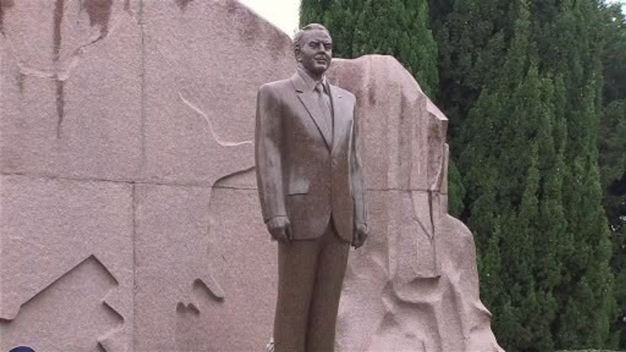 Haydar Aliyev, vefatının 22. yılında Bakü'de törenlerle anıldı