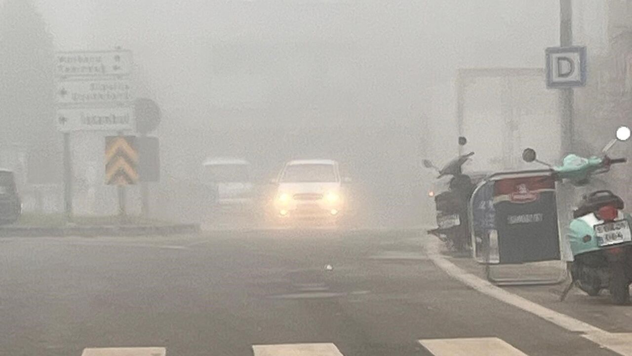 Hayrabolu'da yoğun sis ulaşımı ve günlük yaşamı etkiledi