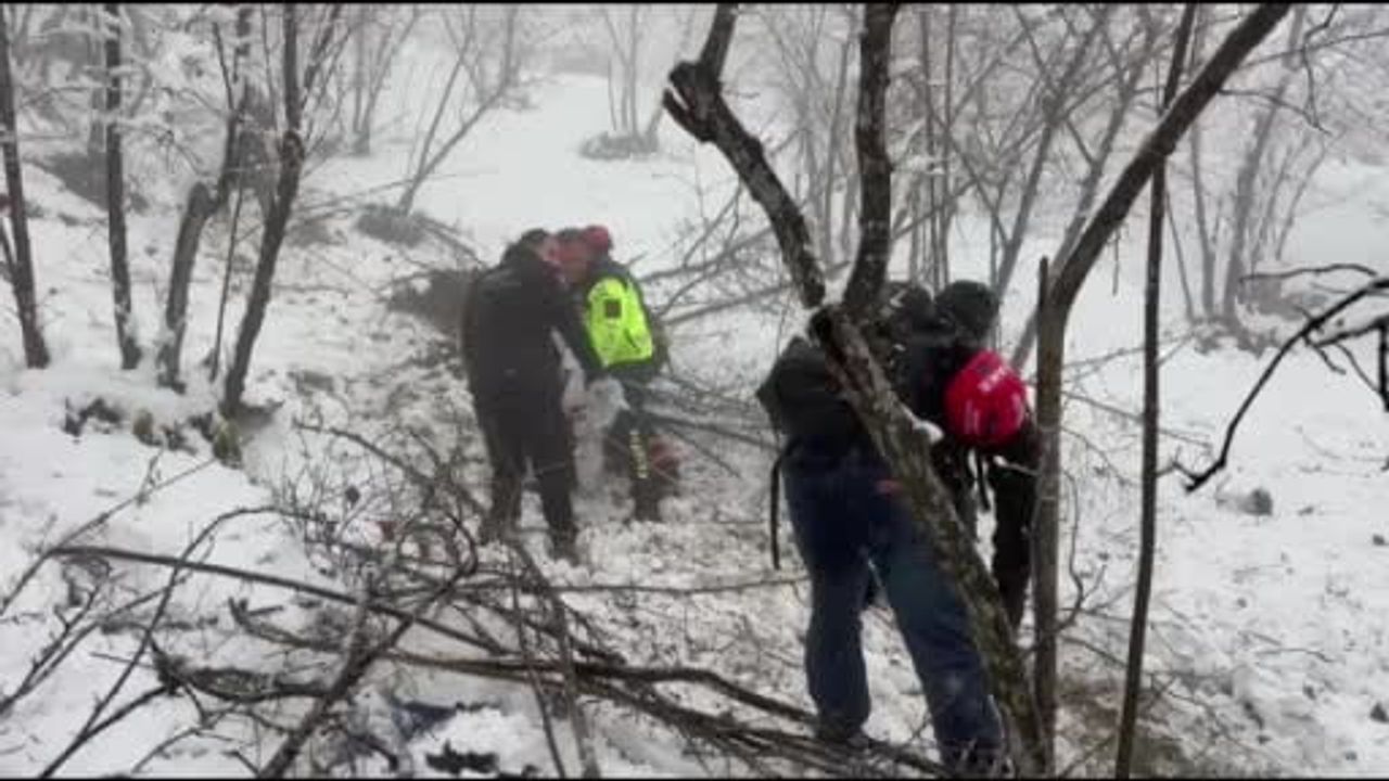 Hendek'te kar nedeniyle kayganlaşan yolda otomobil şarampole devrildi: 3 yaralı