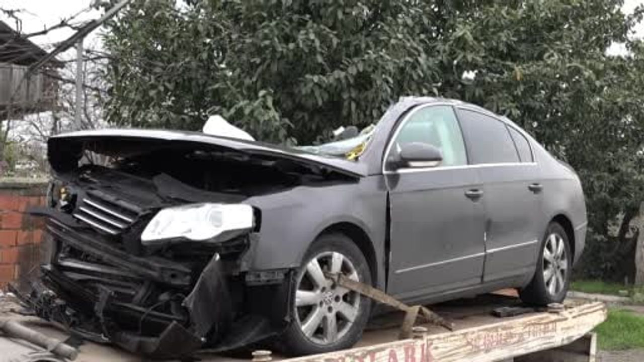 Hendek'te tıra arkadan çarpan otomobilde 1 ölü, 1 yaralı