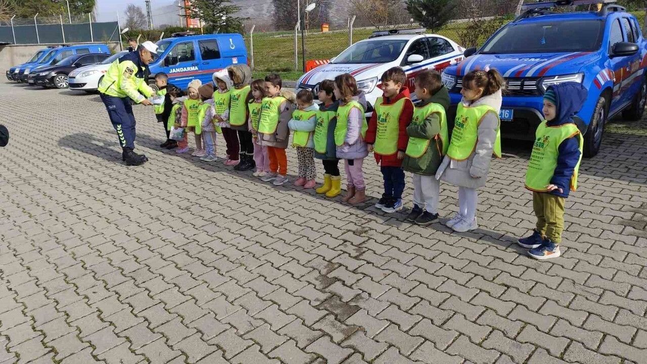 Hisar Anaokulu'ndan Jandarma Ziyareti: Miniklere Temel Trafik Eğitimi