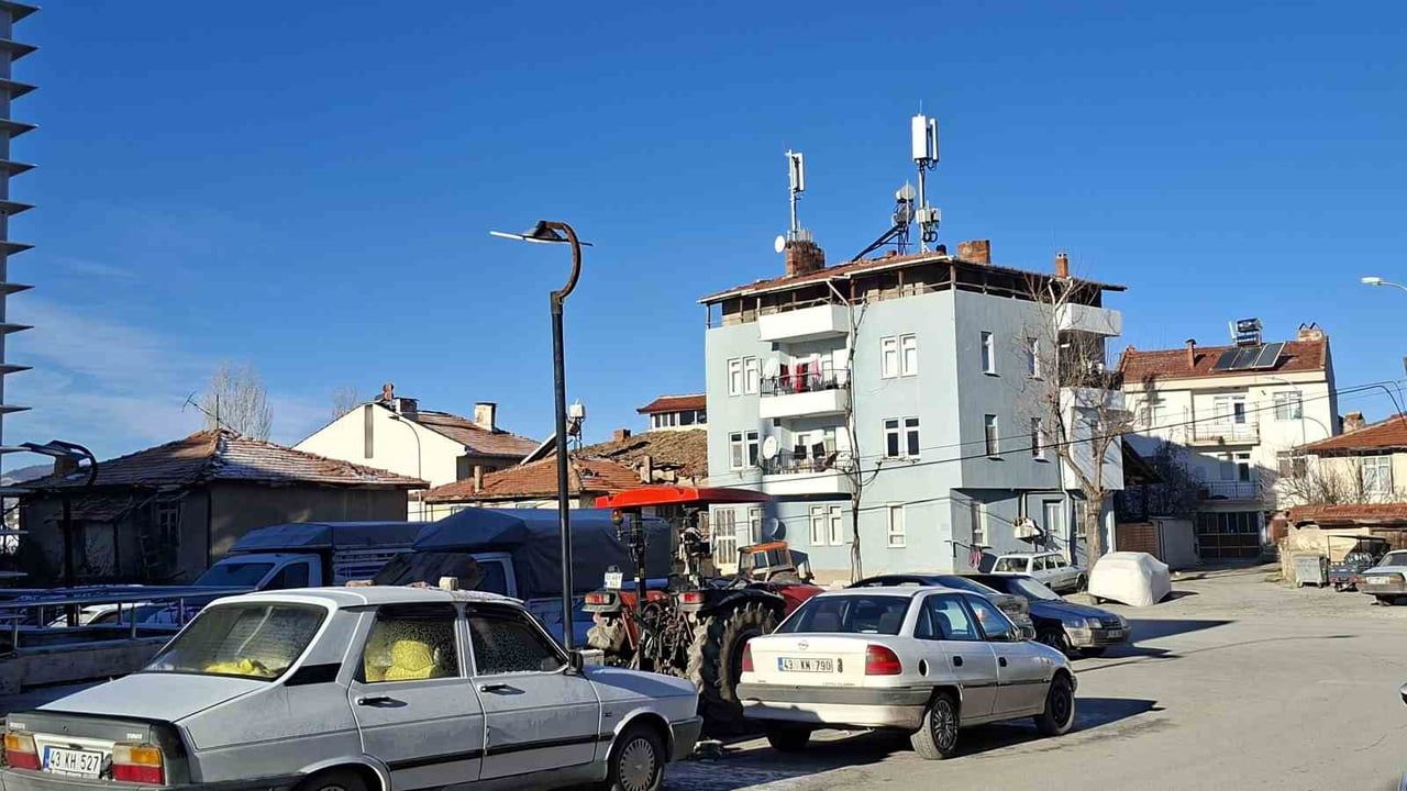 Hisarcık Şehitler Mahallesi'nde çatısına kurulan baz istasyonuna tepki