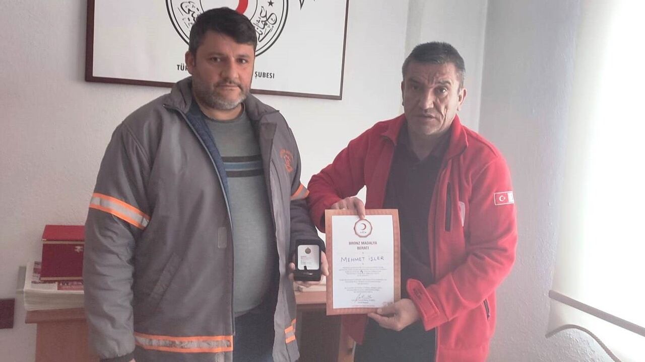 Hisarcık'ta 10. kan bağışını tamamlayan Mehmet İşler'e bronz madalya