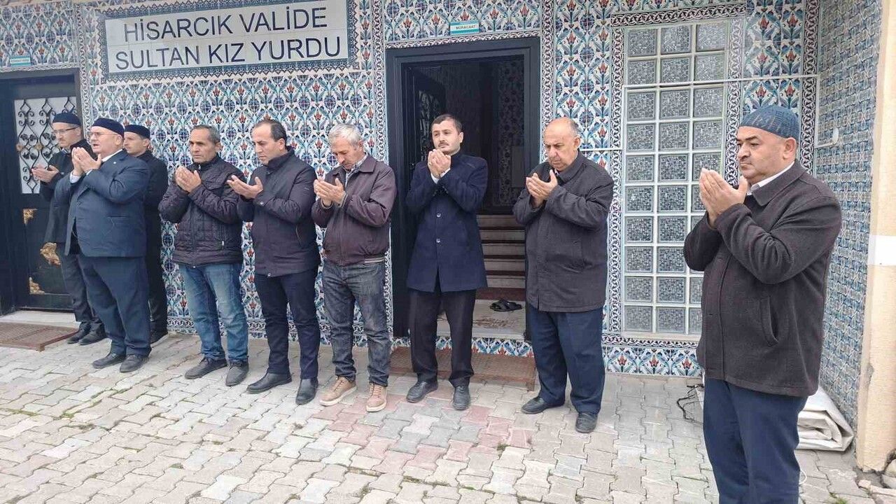 Hisarcık'ta 6 kişilik umre kafilesi dualarla uğurlandı